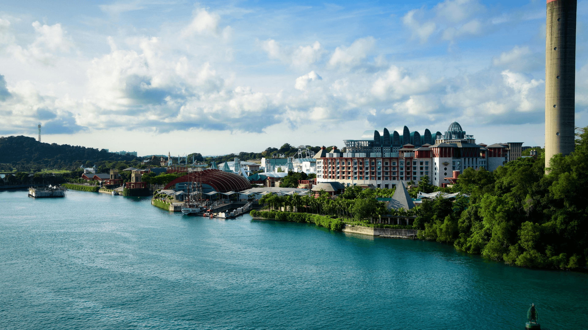Explore the vibrant underwater world at the SEA Aquarium in Sentosa Island, one of the world's largest aquariums. Discover a magical marine world filled with over 100,000 marine animals from different parts of the planet, an ideal attraction for family and marine enthusiasts.