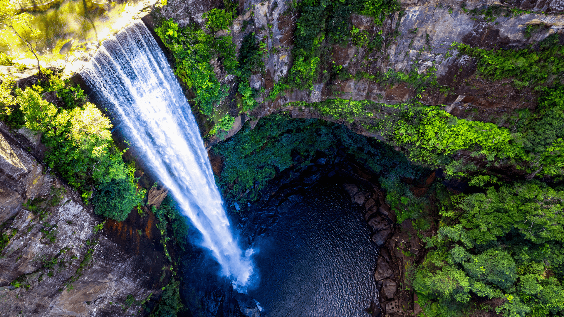 Explore the majesty of the Blue Mountains, a UNESCO World Heritage site, known for its dramatic scenery, eucalyptus-rich forests, and stunning waterfalls, making it a paradise for nature lovers and photographers alike.