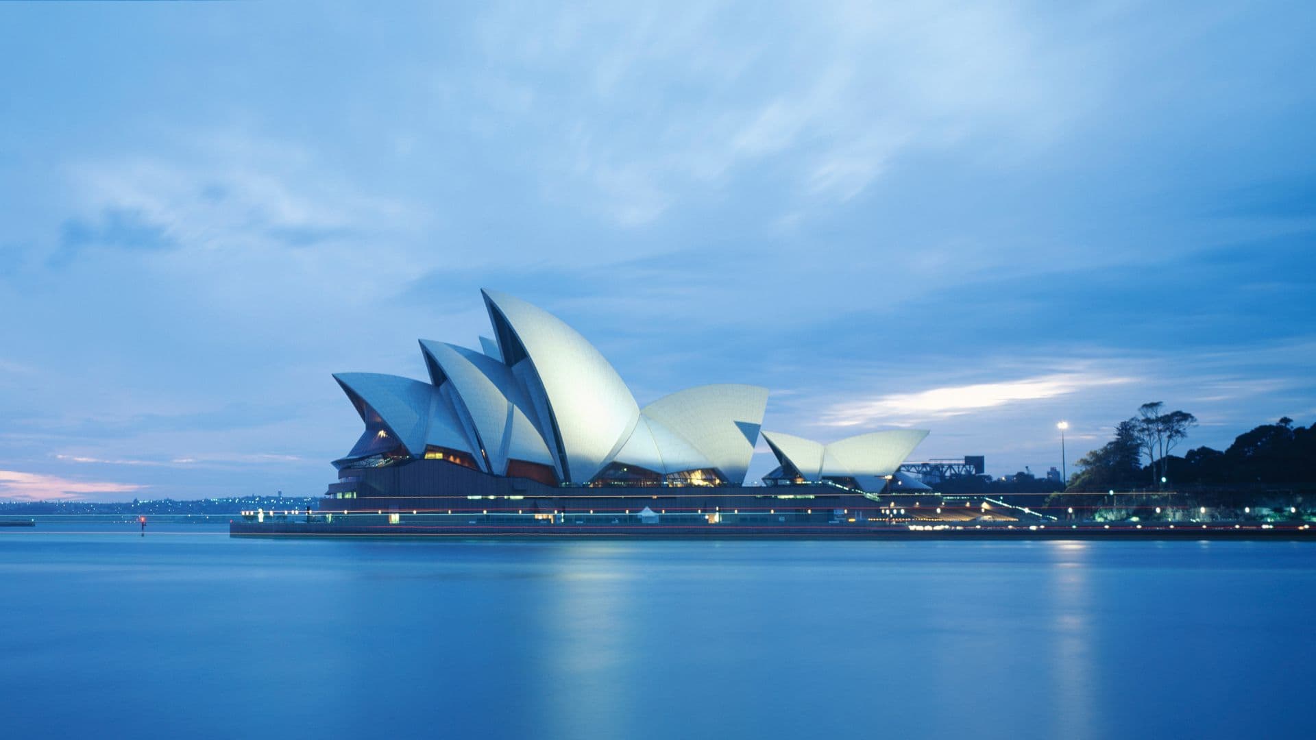 Sydney Opera House: Discover the architectural grandeur of this world-renowned icon. A guided tour reveals its fascinating history and majestic design, making it a must-visit on your Sydney itinerary.