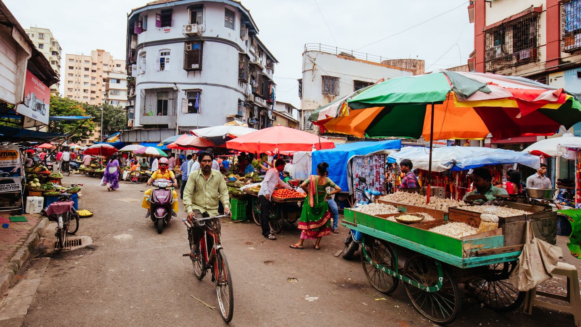Experience the vibrant local markets in Dadar, where you can shop for everything from traditional Indian wear to exotic spices and handcrafted souvenirs.