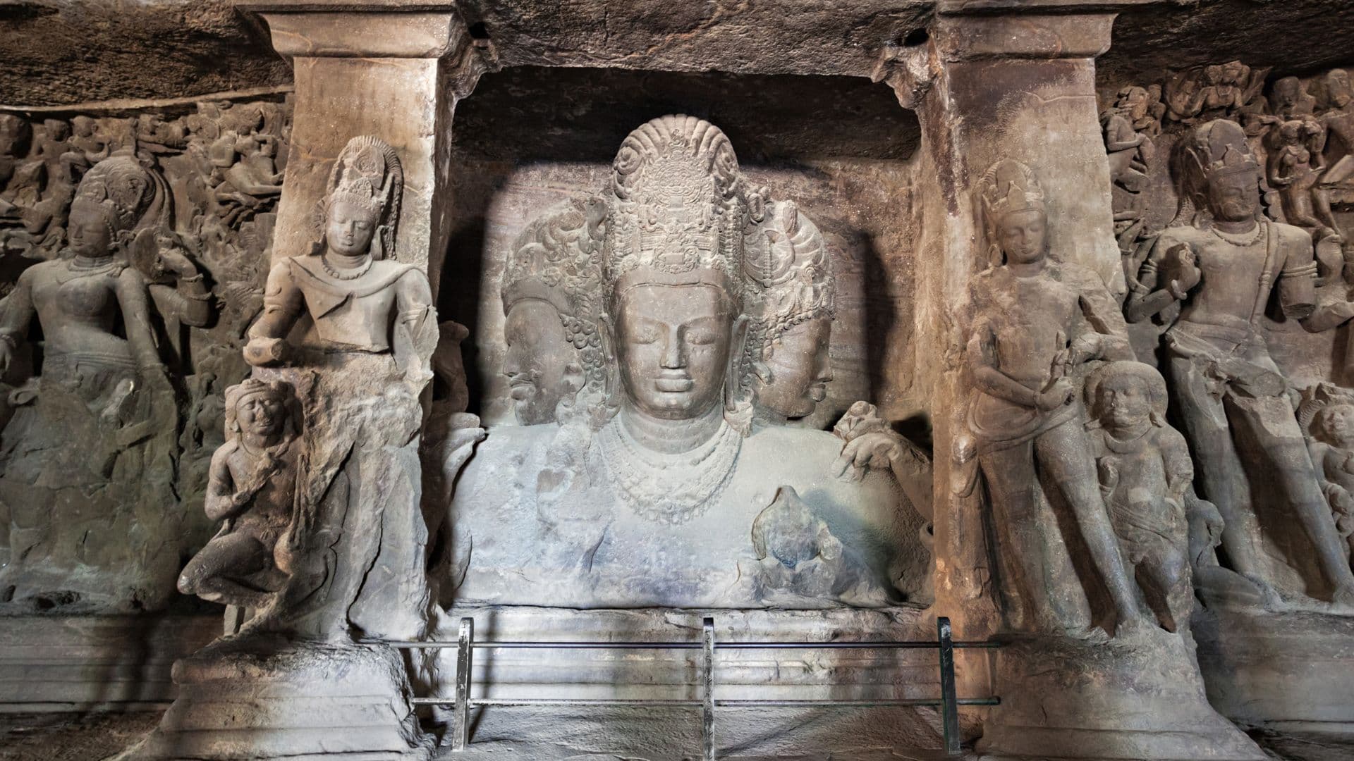 Discover the Elephanta Caves, a marvelous network of sculpted caves located on Elephanta Island. This UNESCO World Heritage site offers a glimpse into the artistic brilliance of ancient Indian culture.