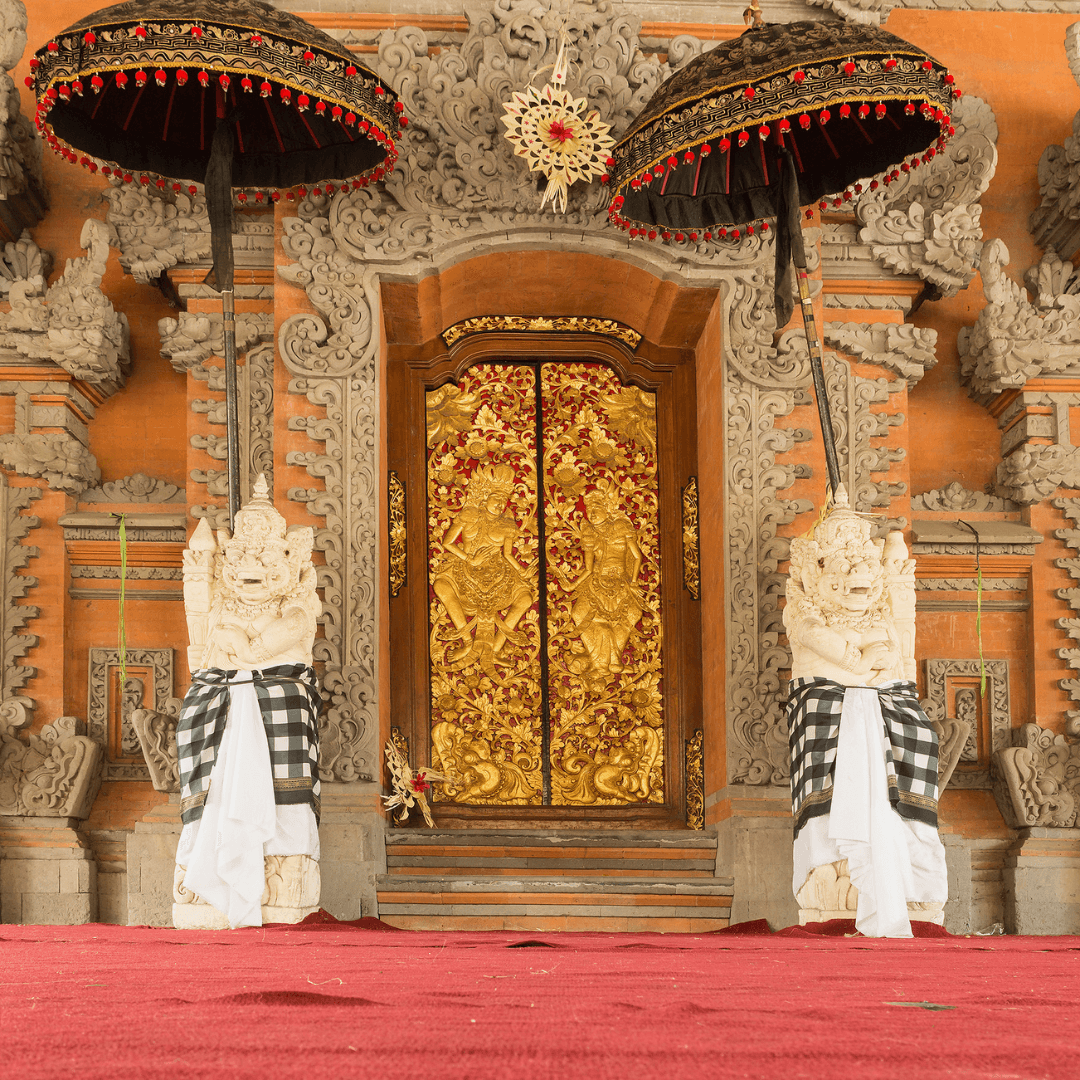 Authentic Ubud Experience: Discover Ubud’s rich artisan traditions, from intricate silversmithing in Celuk to the vibrant Ubud Art Market.