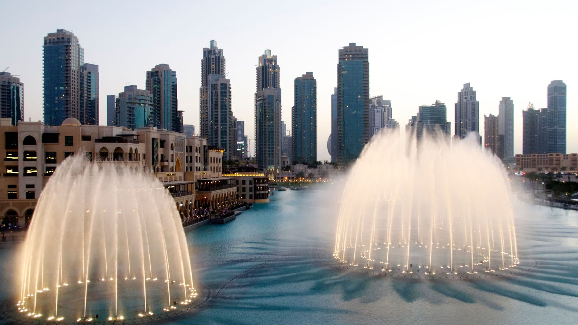 Dubai Fountain Show: Awe-inspiring views from the tallest tower and a spectacular fountain display.
