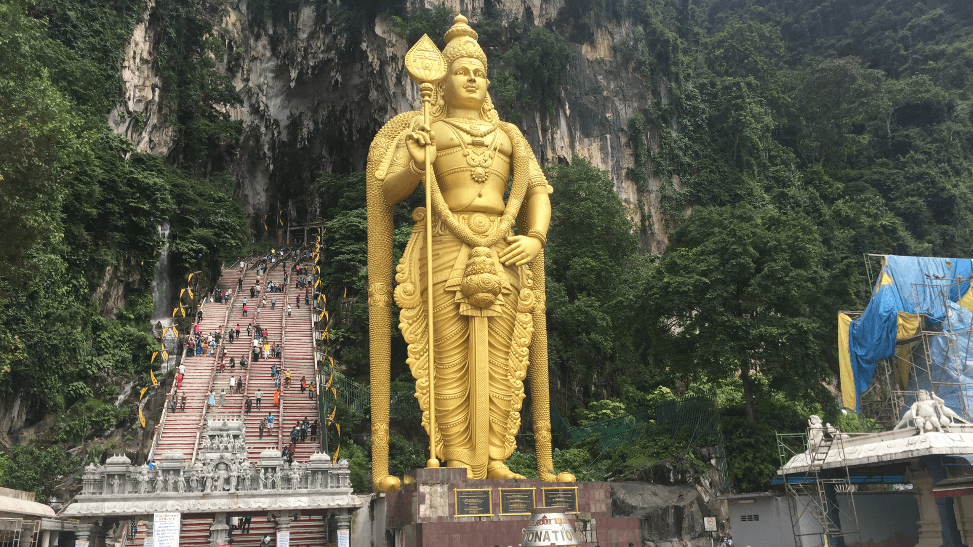 Batu Caves Excursion: Discover the stunning Batu Caves, an iconic Hindu temple set within limestone caves, offering colorful sculptures and breathtaking sights.