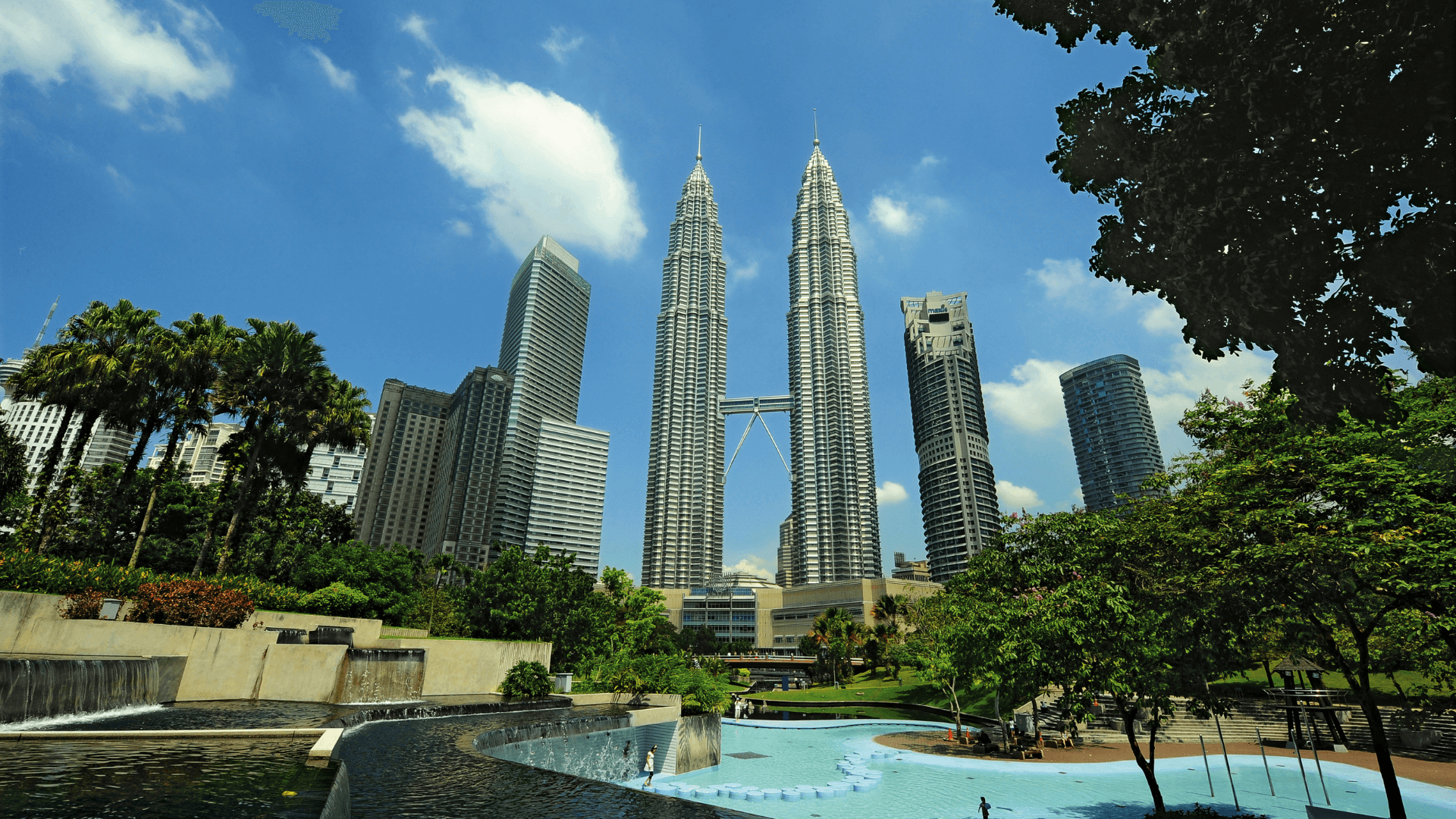 Kuala Lumpur City Tour: Explore Kuala Lumpur’s famous landmarks, including the Petronas Twin Towers and National Mosque, on a guided city tour.