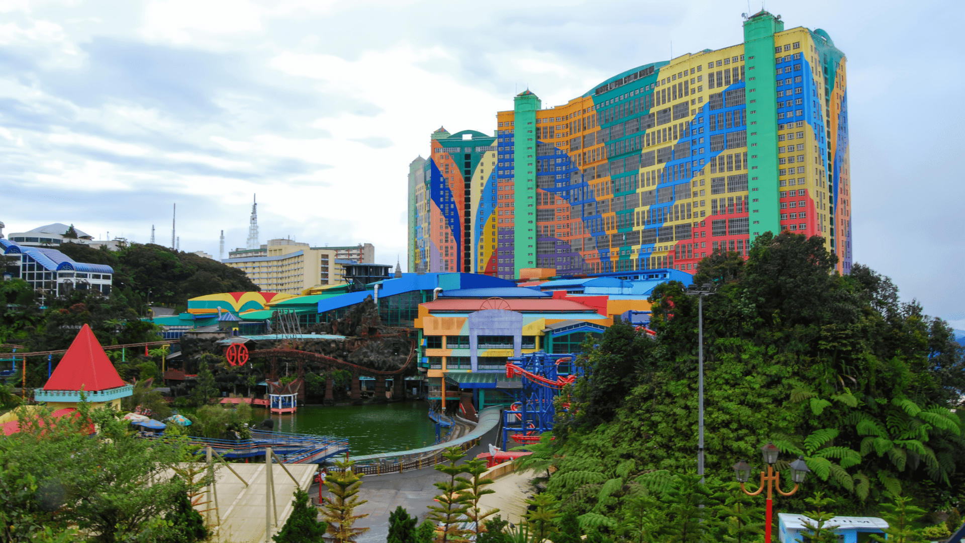 Genting Highlands Scenic Beauty: Ascend by cable car to a highland paradise with shopping, casinos, and theme parks.